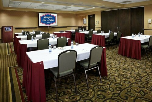 Гостиница Hampton Inn & Suites by Hilton Montreal-Dorval в Дорвале