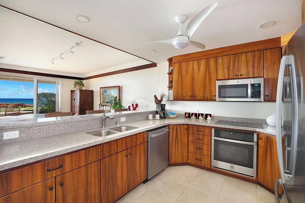 Фото Whalers Cove Oceanfront Resort