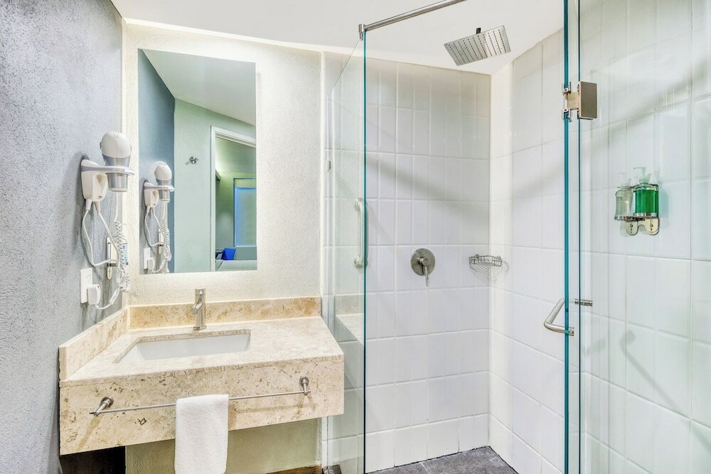 Фото One San Luis Potosi Glorieta Juarez