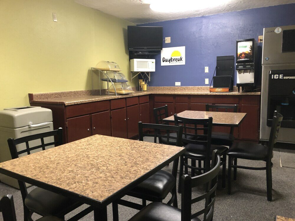 Фото Days Inn by Wyndham Hobbs