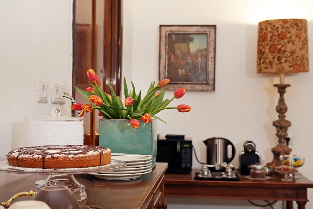 Фото Houspitality Caesar B&b