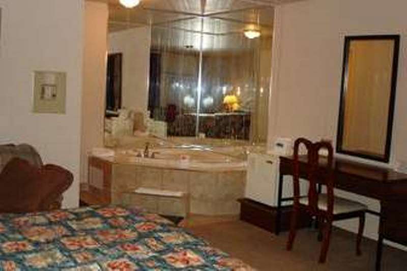 Фото Knights Inn Fort Erie