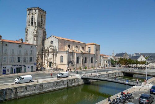 Внешний вид отеля Hôtel La Tour de Nesle La Rochelle Vieux Port в Ле Рошели, фото 2