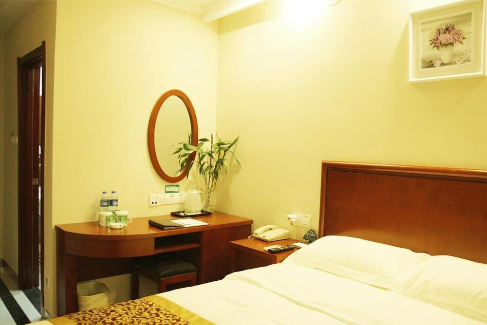 Фото GreenTree Inn Qingdao Development District Sdust Express Hotel