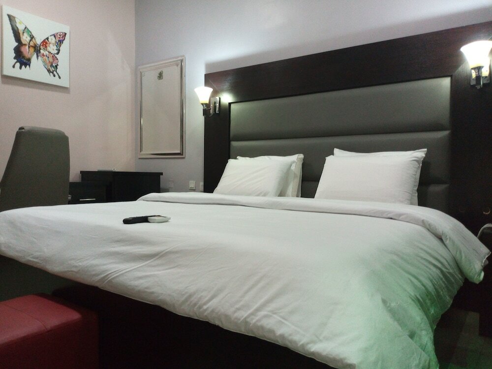 Фото Somerset Suites