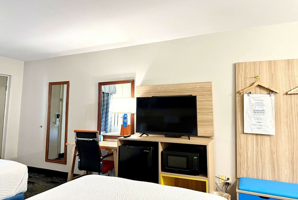 Фото Days Inn by Wyndham Greenville