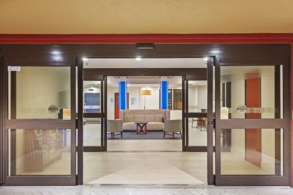 Фото Holiday Inn Express & Suites Houston - Memorial Park Area, an Ihg Hotel