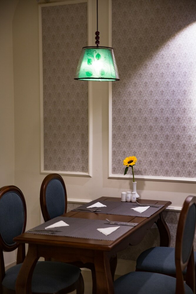Фото Holiday Emerald Hotel