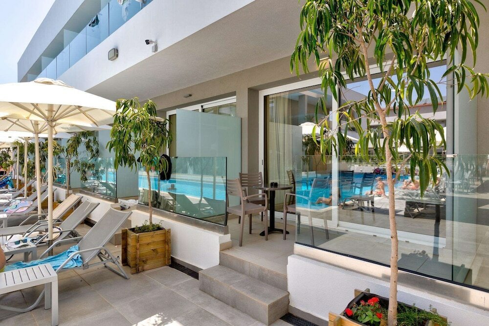 Фото White Olive Premium Laganas