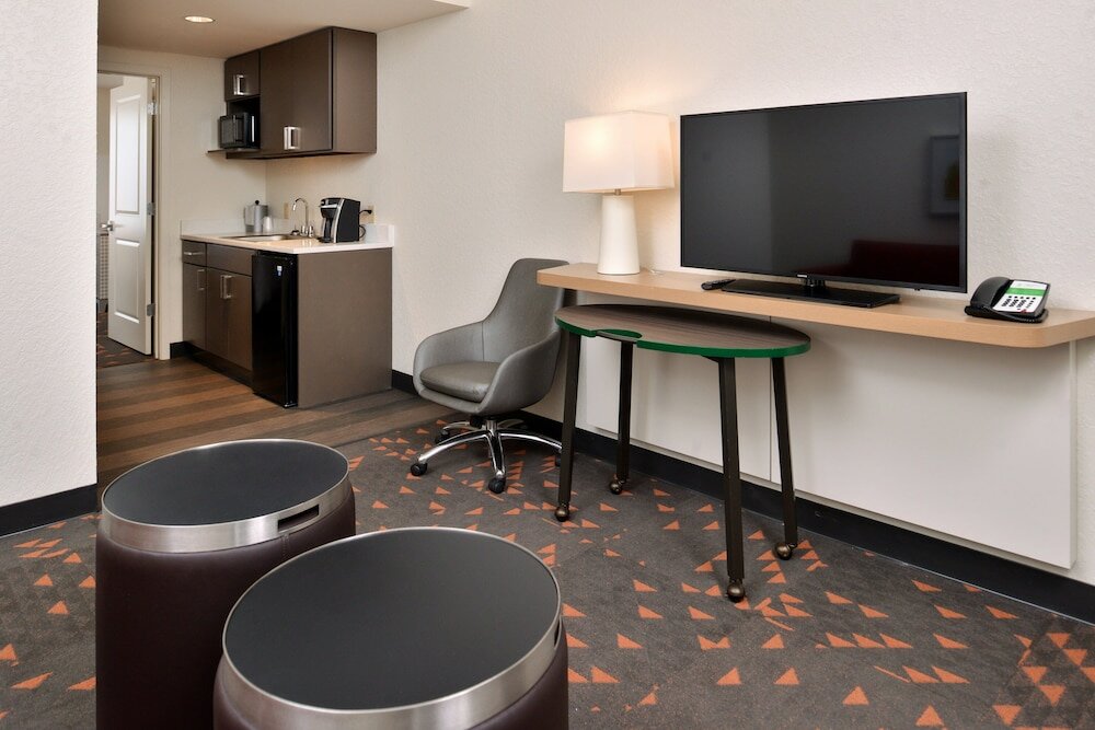 Фото Holiday Inn & Suites Orlando - International Dr S, an Ihg Hotel