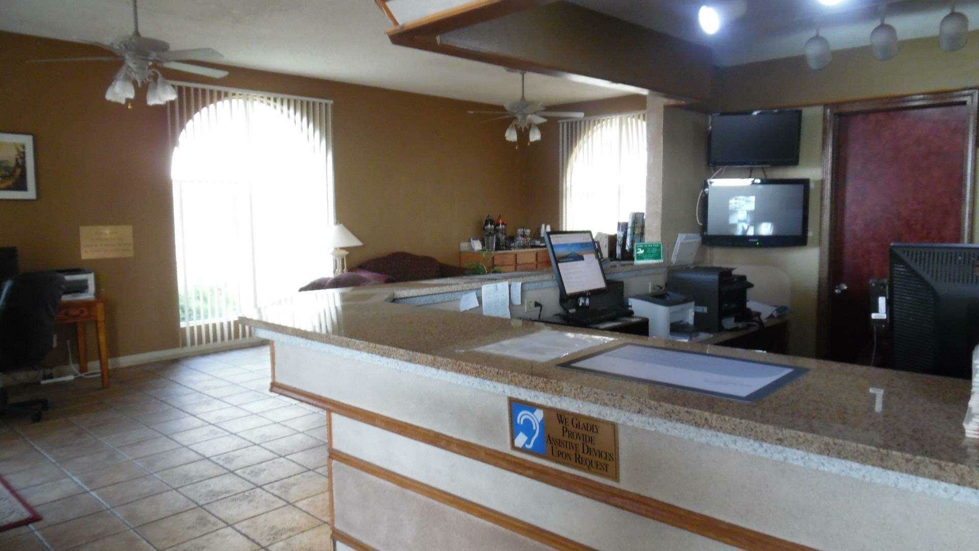 Фото Red Roof Inn & Suites Oklahoma City Southwest