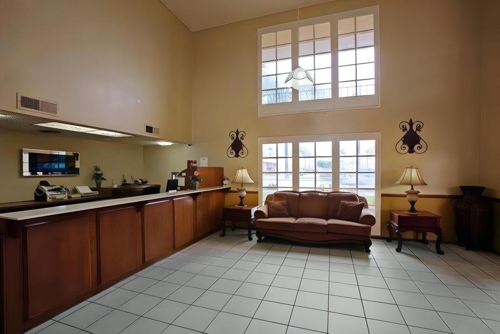 Фото Days Inn by Wyndham Hemet