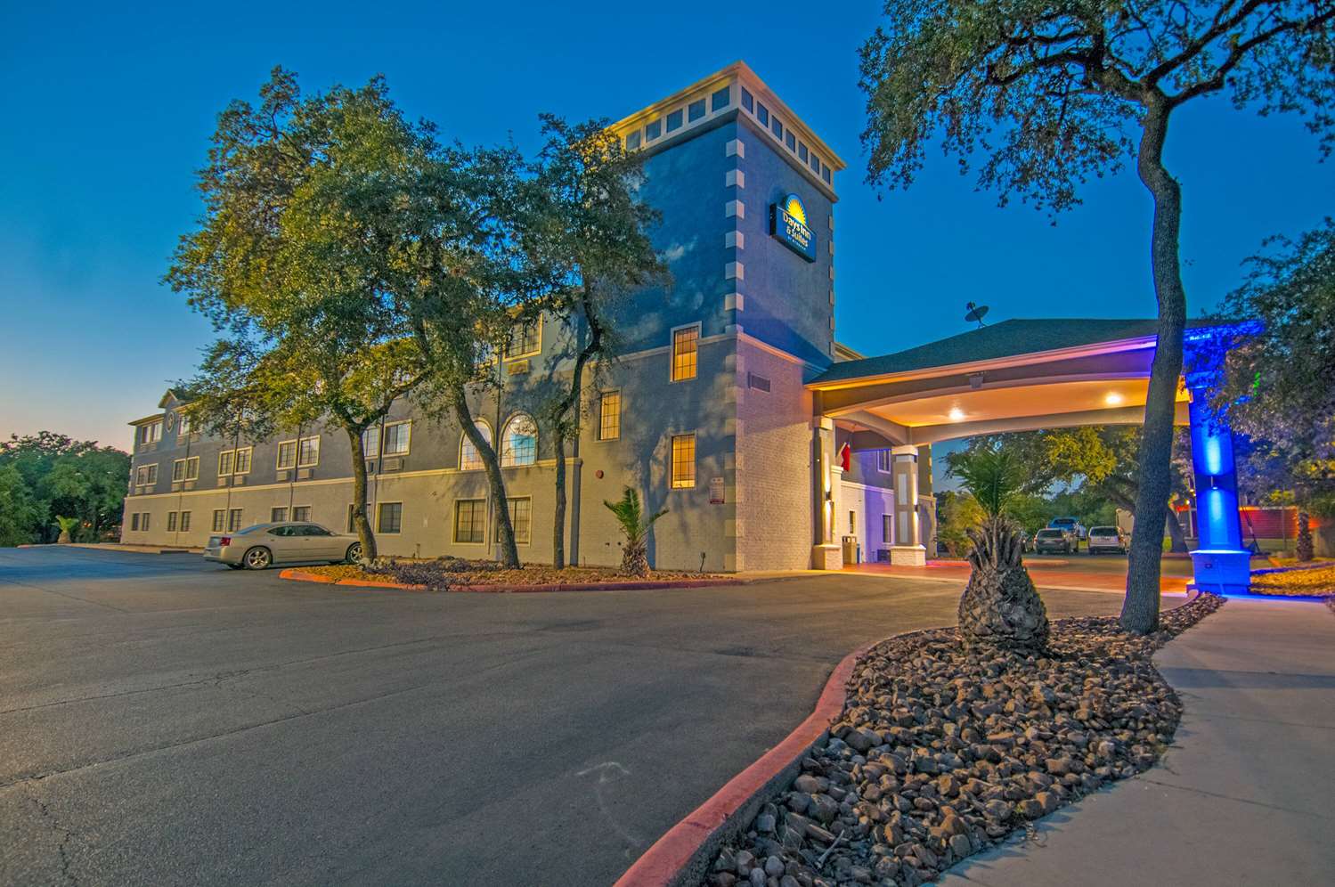 Фото Days Inn by Wyndham Suites San Antonio North/Stone Oak