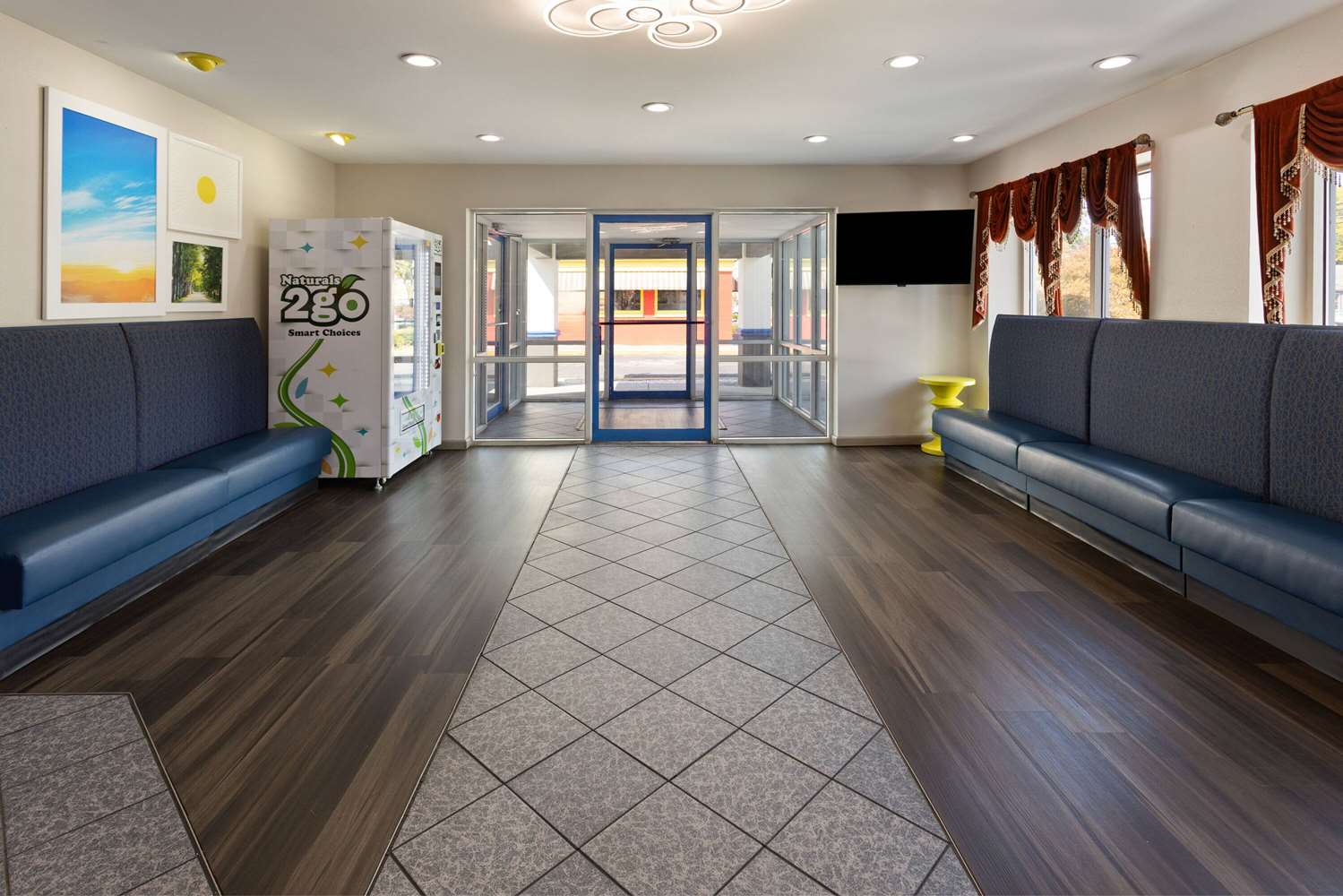 Фото Days Inn & Suites by Wyndham Albany