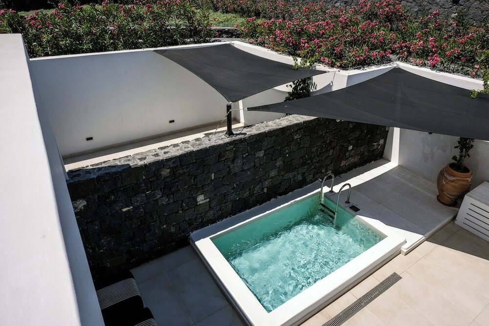 Фото Cresanto Luxury Suites