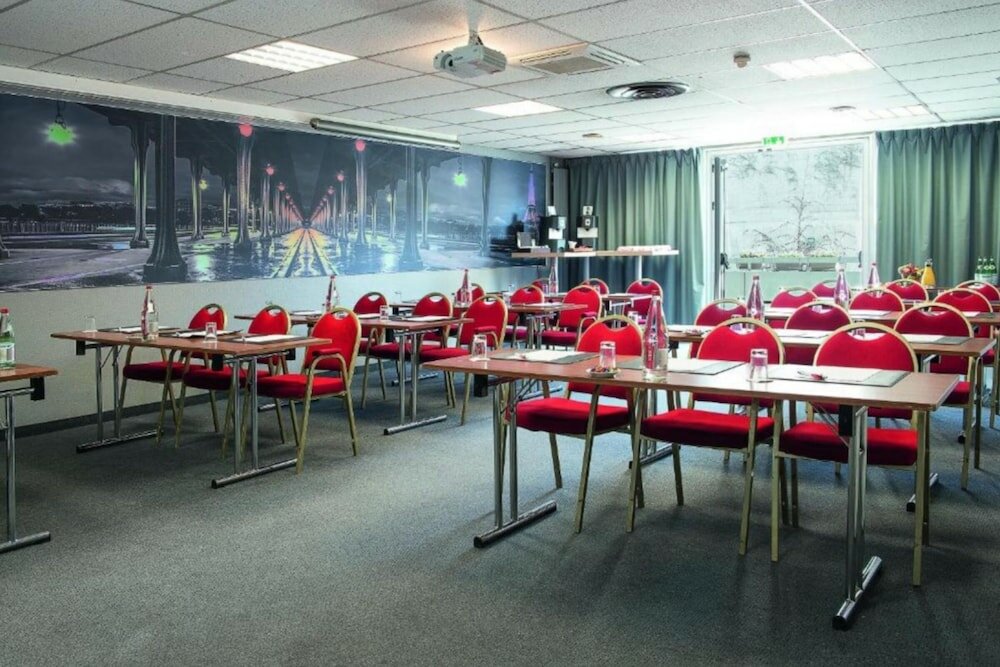 Фото Kyriad Paris Nord Porte de Saint Ouen