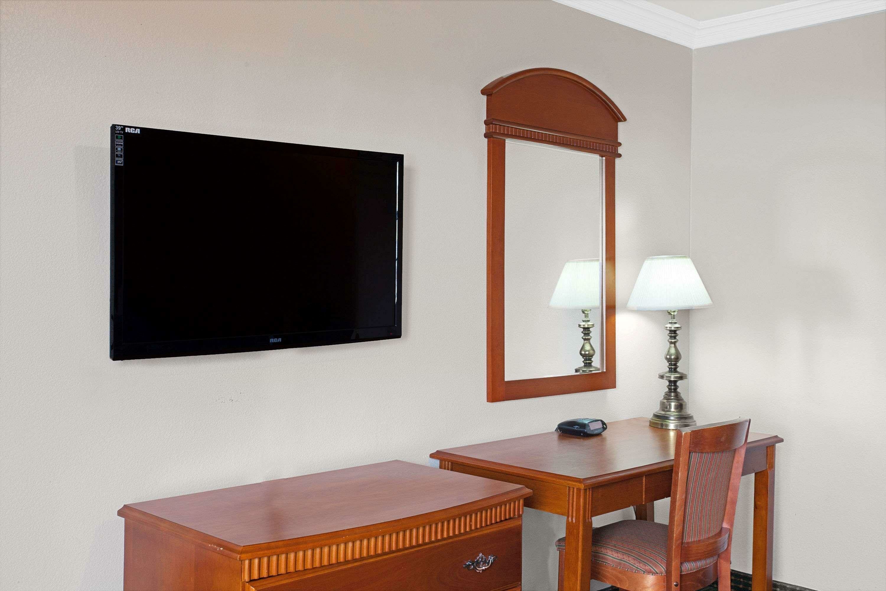 Фото Super 8 by Wyndham Hollywood LA Area