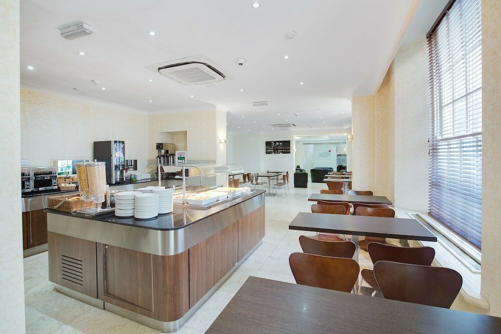 Фото Queens Park Hotel