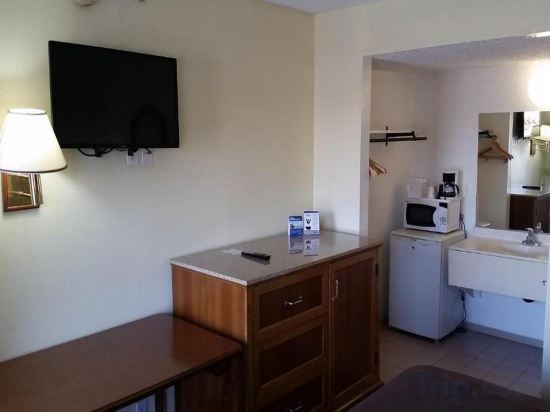 Фото Travelodge by Wyndham Fullerton Near Anaheim