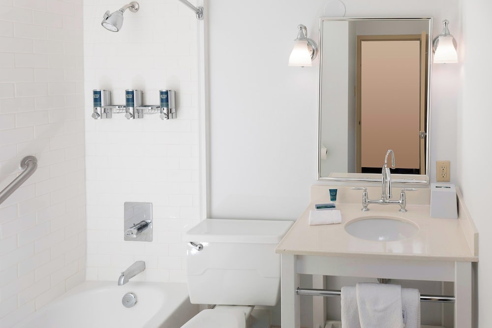 Фото Four Points by Sheraton Asheville Downtown