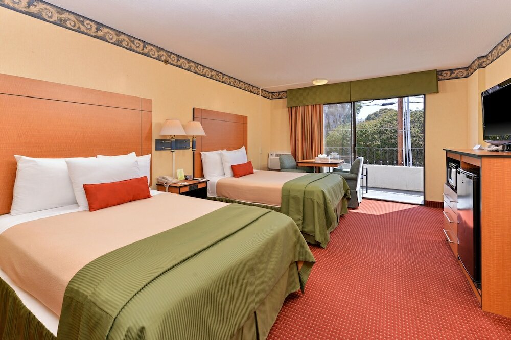 Фото Travelodge by Wyndham San Clemente Beach