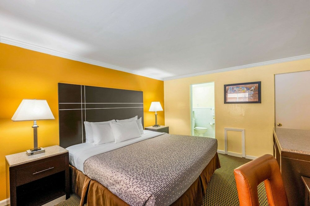 Фото Econo Lodge Beach and Boardwalk