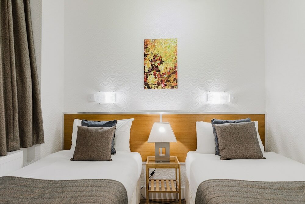 Фото Falcon Hotel