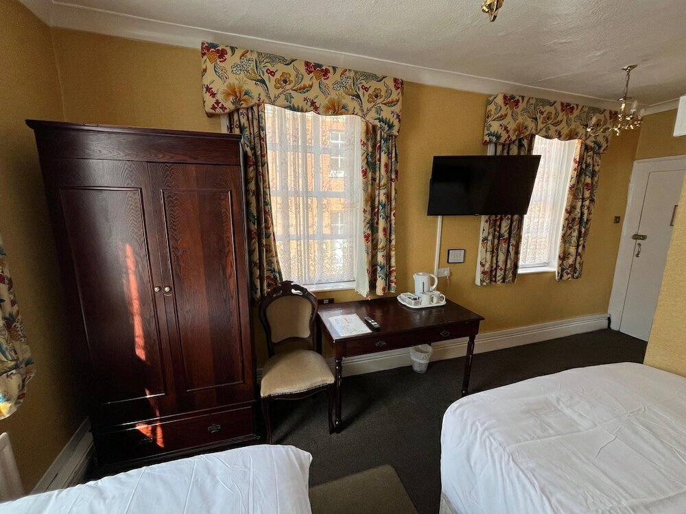 Фото The Castle Hotel Tamworth