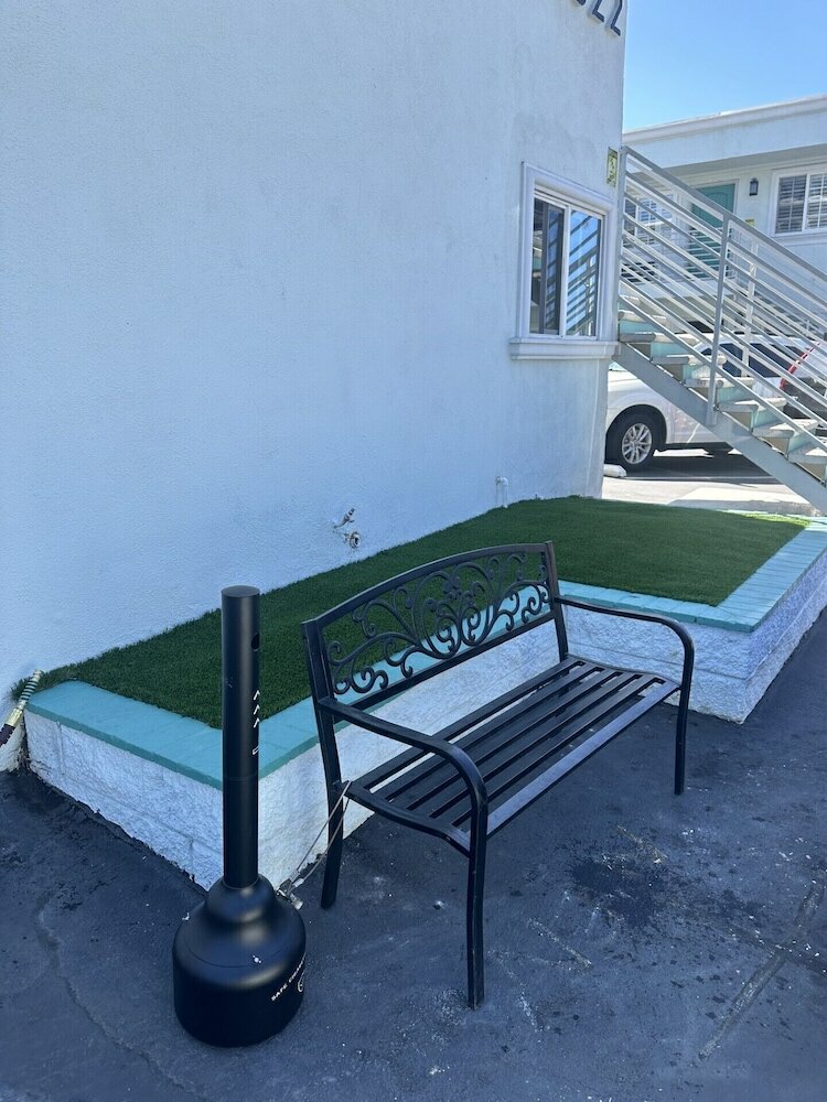 Фото Super 8 by Wyndham Oceanside Downtown