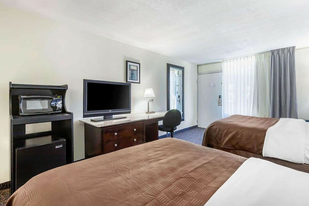 Фото Days Inn and Suites by Wyndham Oxford
