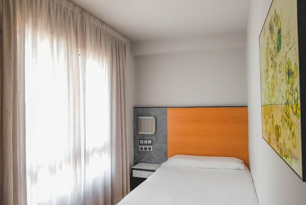 Фото City House Pathos