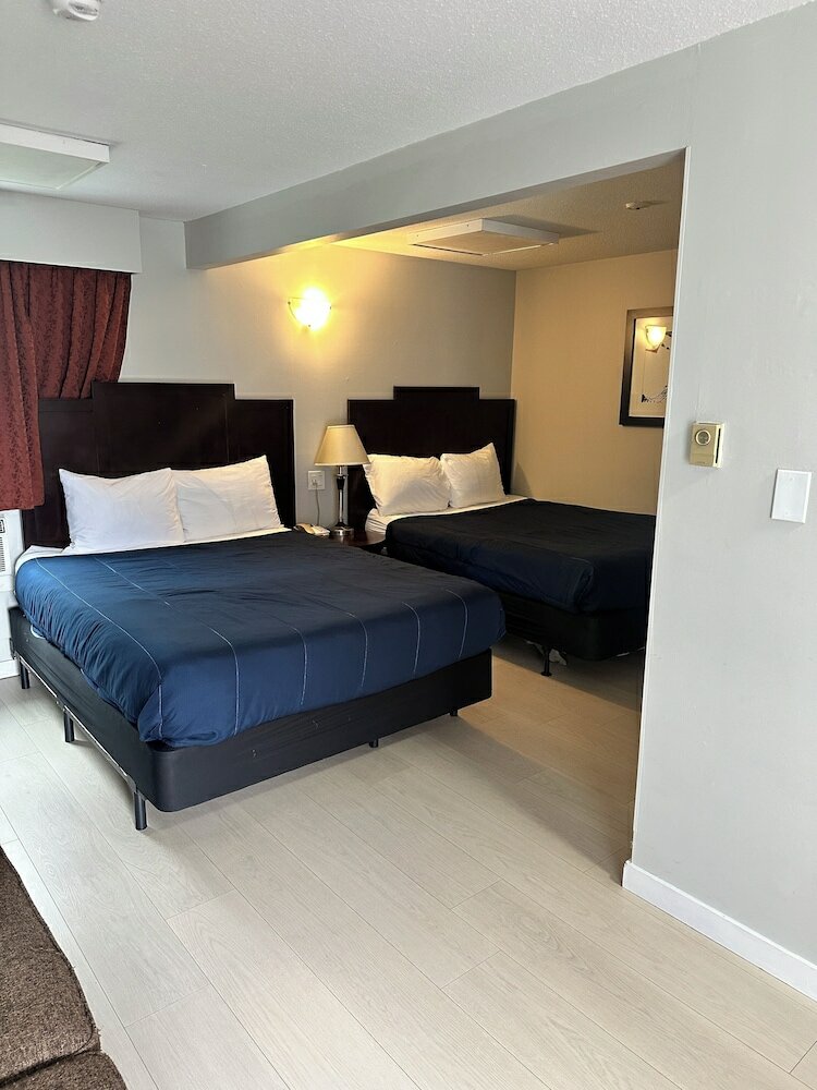 Фото Travelodge by Wyndham Langley City