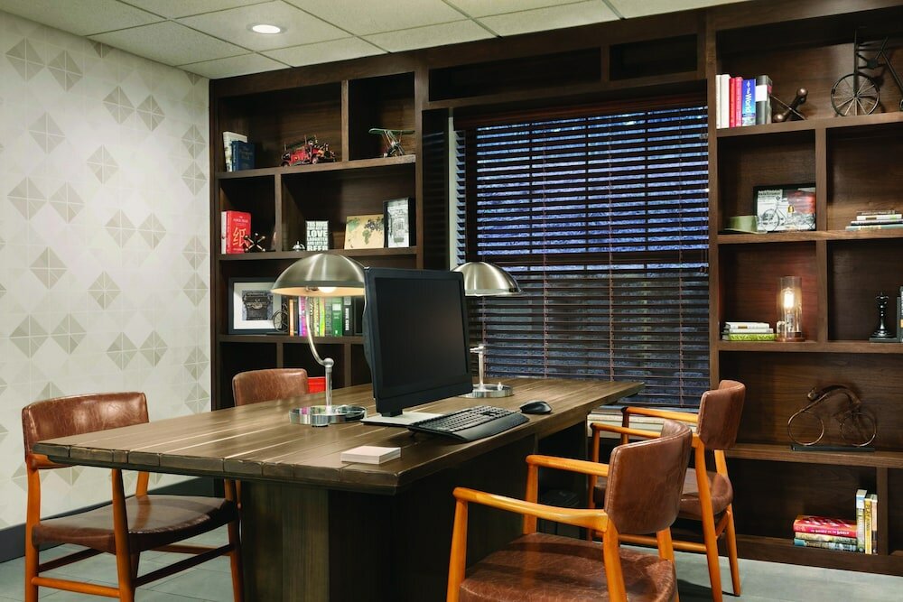 Фото Four Points by Sheraton Raleigh Arena