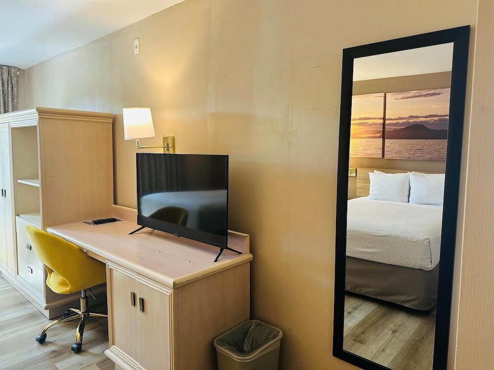 Фото Days Inn by Wyndham Seatac Airport