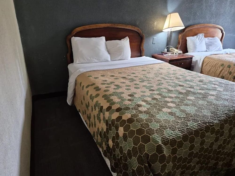 Фото Econo Lodge Inn & Suites Radford-Blacksburg Area