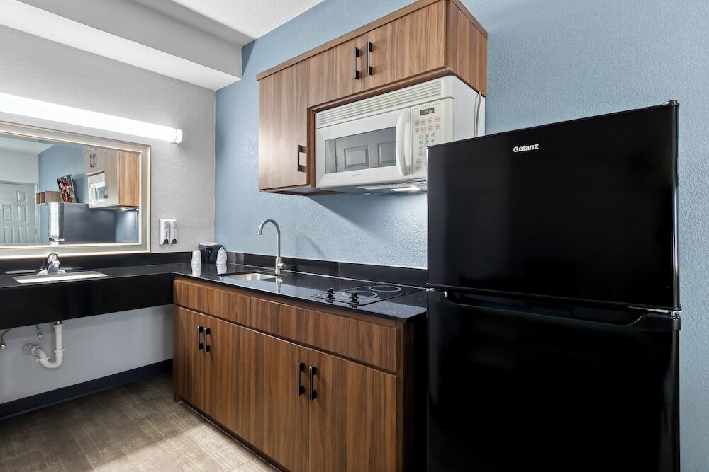 Фото HomeTowne Studios by Red Roof San Antonio E - Near At&t Center