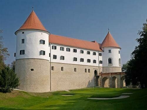 Гостиница Mokrice Castle Estate в Брежице