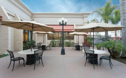 Гостиница Wyndham Visalia в Визалии