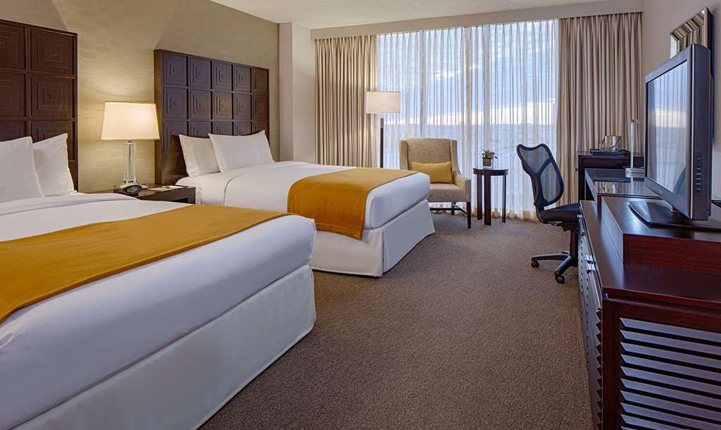 Фото DoubleTree by Hilton Hotel Houston - Greenway Plaza