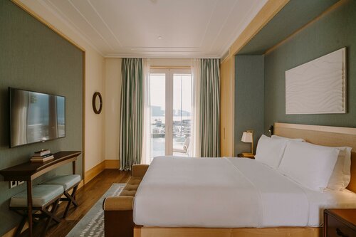 Гостиница Regent Porto Montenegro в Тивате