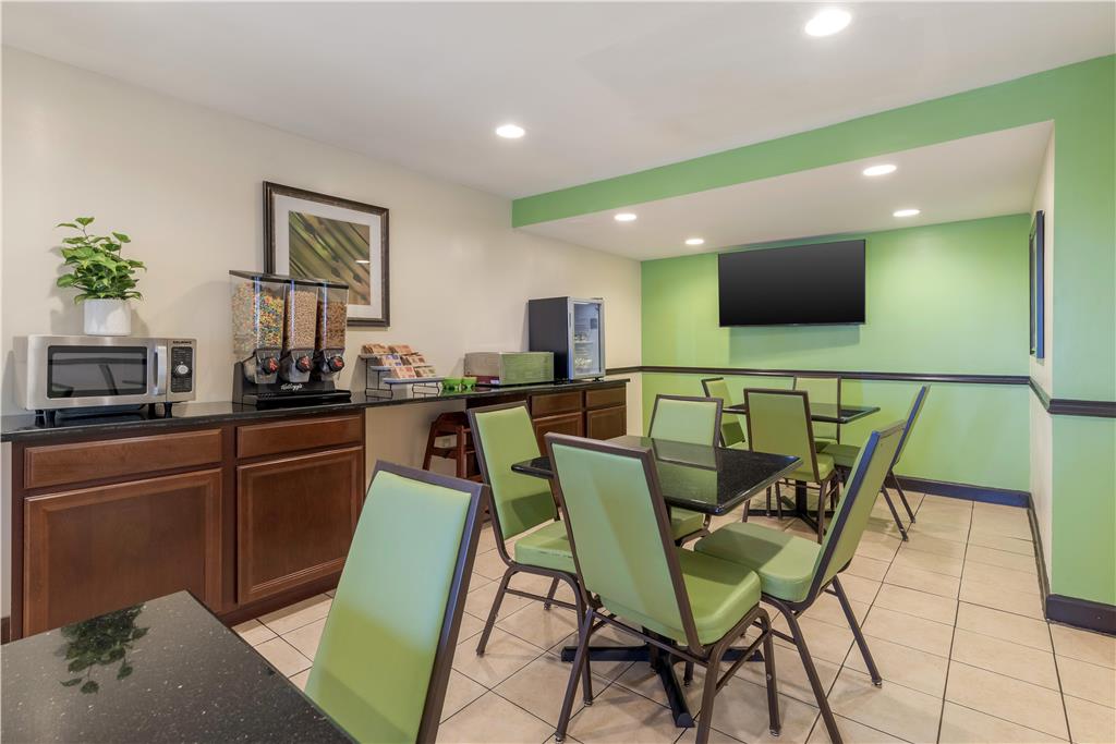 Фото SureStay Hotel by Best Western East Brunswick