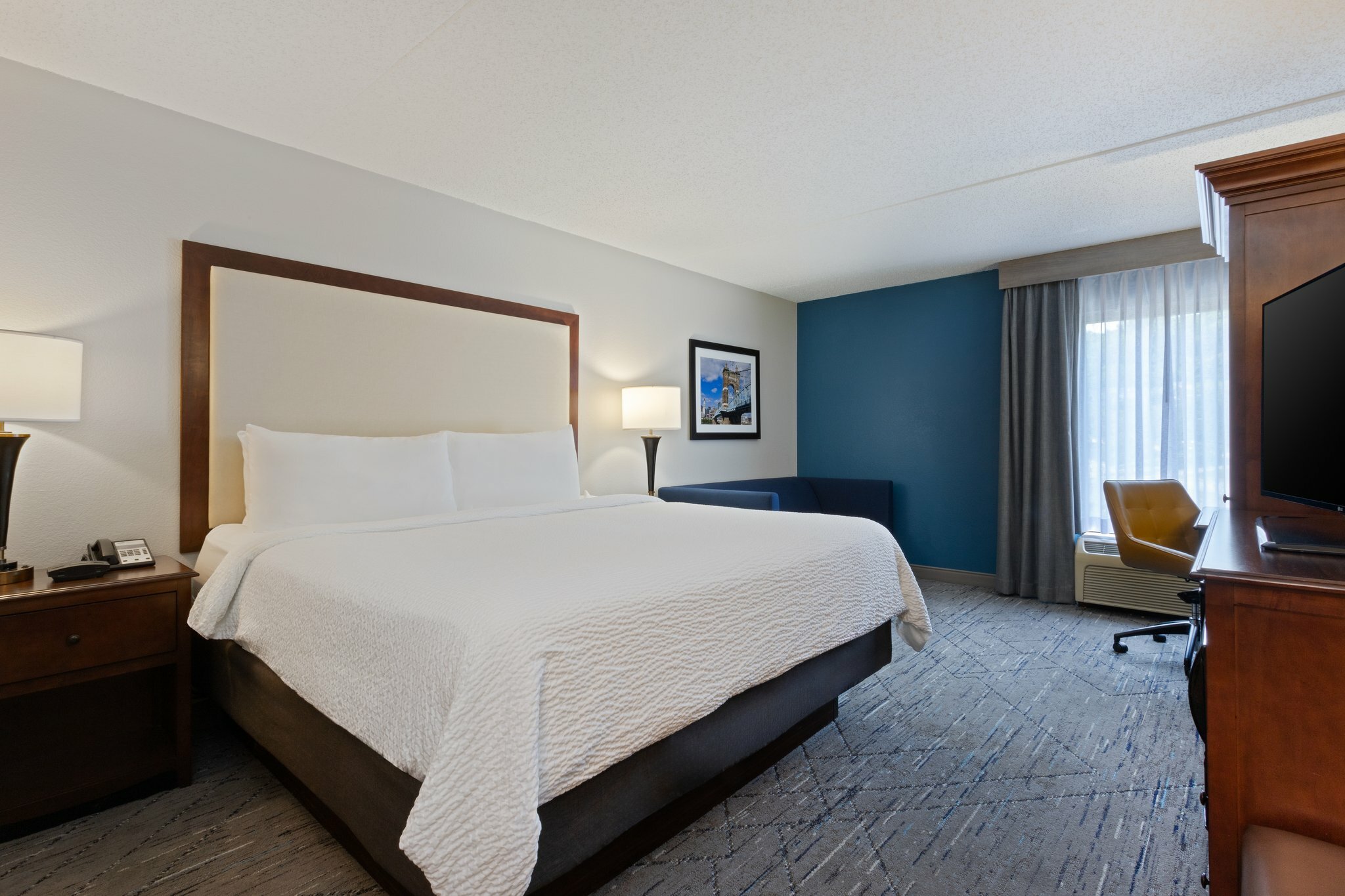 Фото Holiday Inn Express & Suites Cincinnati Riverfront, an Ihg Hotel