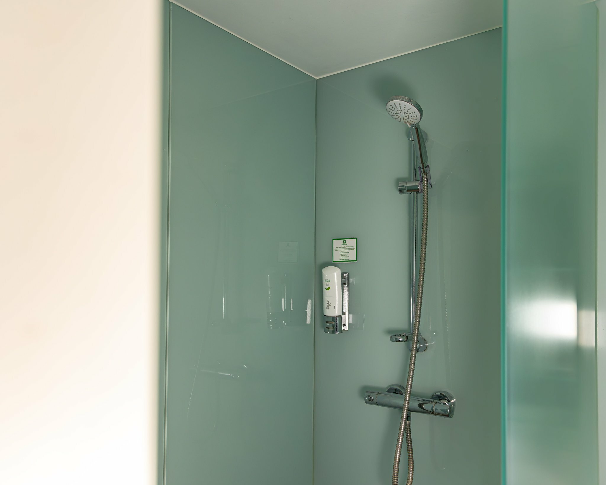 Фото Holiday Inn London - West, an Ihg Hotel