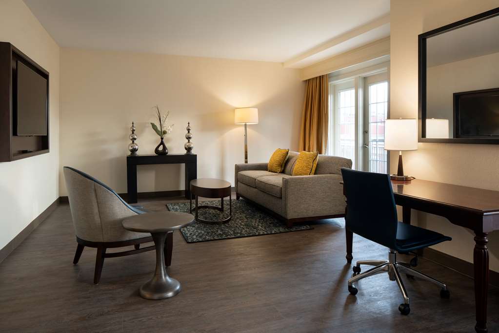 Фото Embassy Suites by Hilton New Orleans
