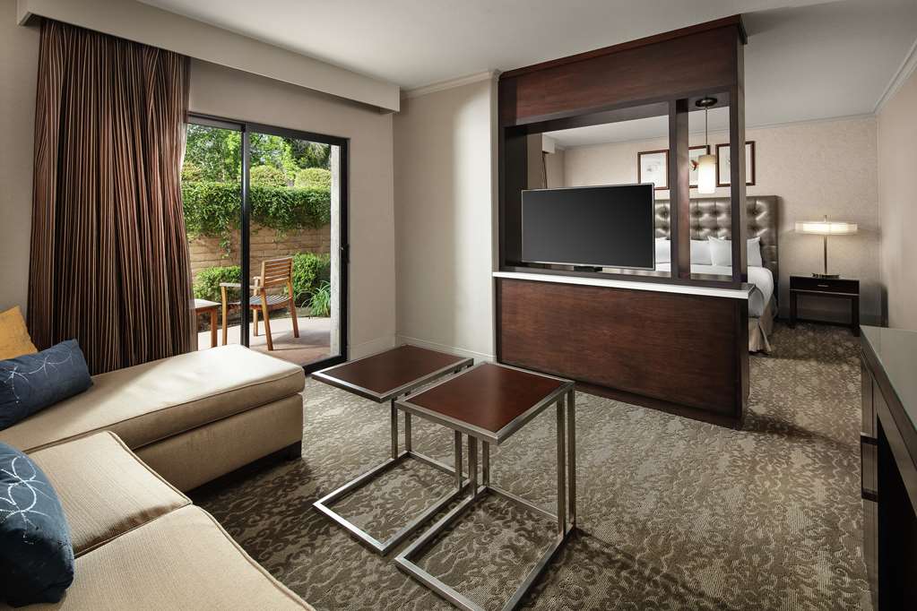 Фото DoubleTree by Hilton Claremont