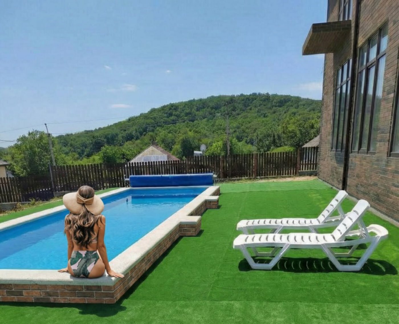 Фото У пруда от Травел Хотелс Антураж