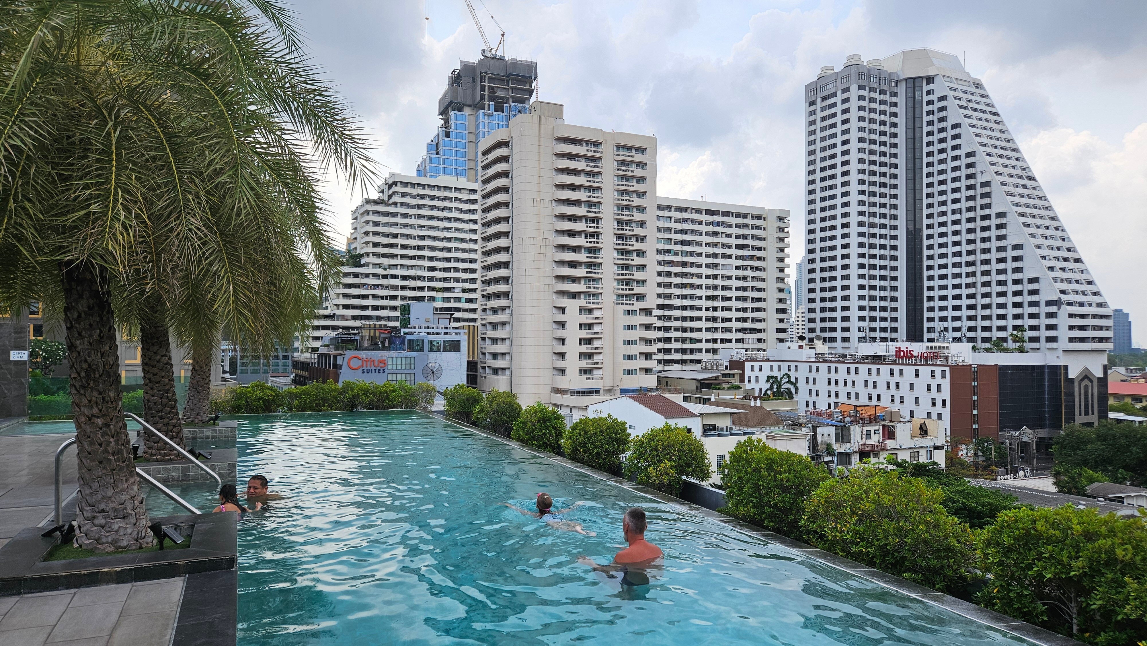 Фото Surestay Plus Hotel by Best Western Sukhumvit 2