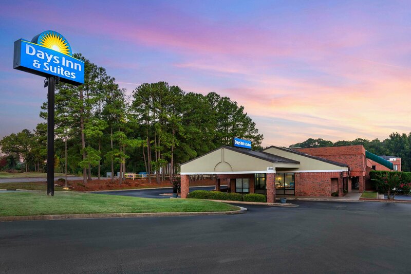 Гостиница Days Inn & Suites by Wyndham Rocky Mount Golden East в Роки-Маунт