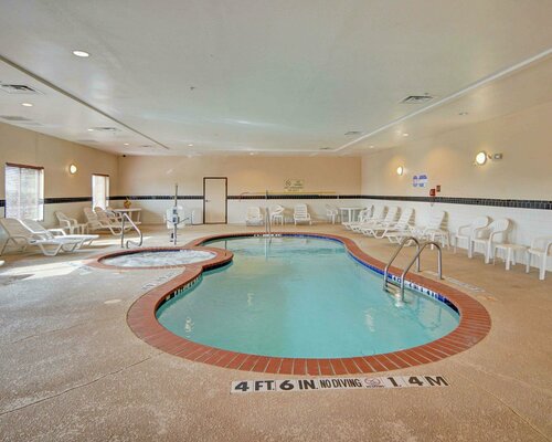 Гостиница Quality Suites Near Cedar Creek Lake