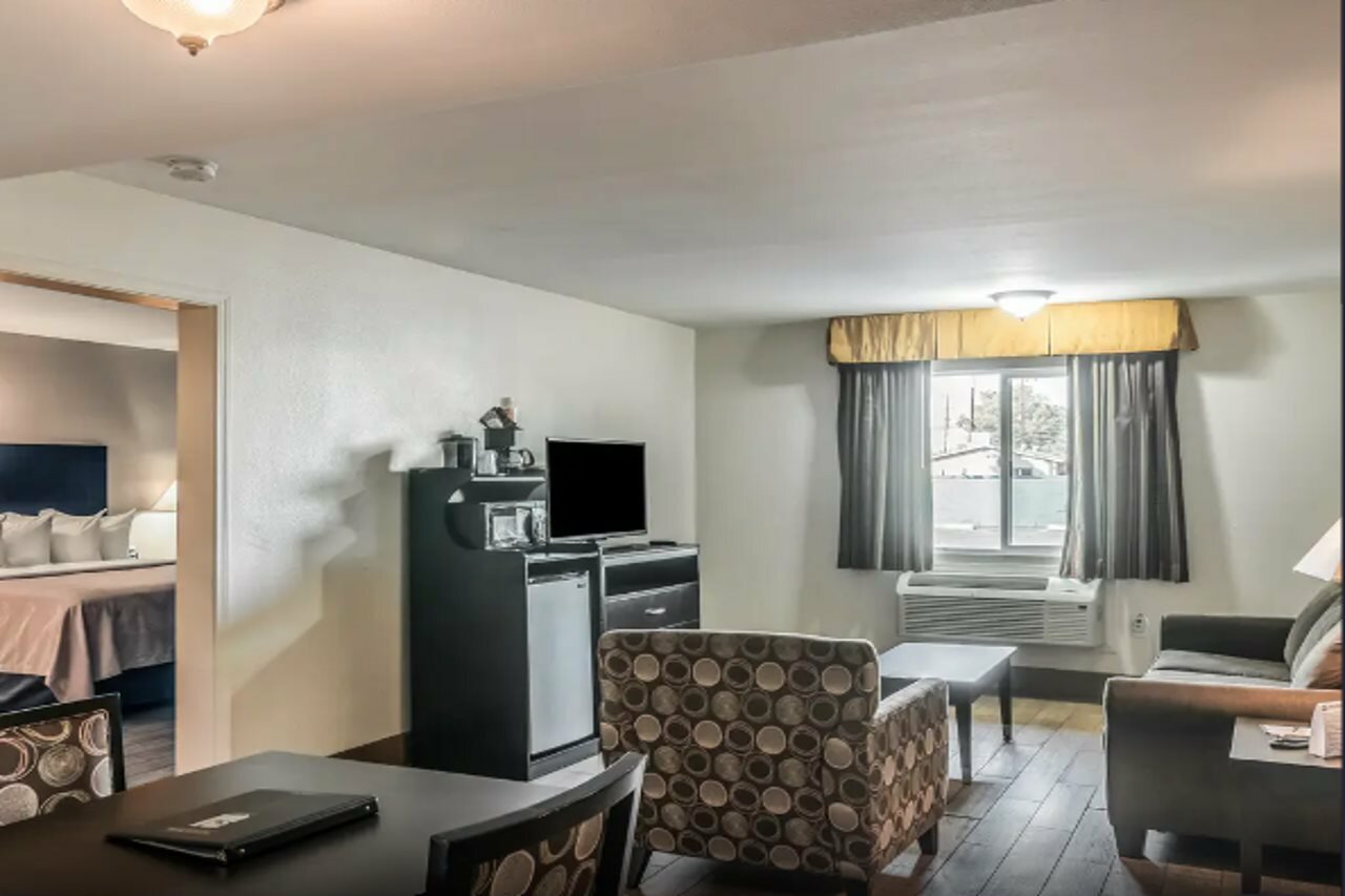 Фото Quality Inn & Suites near Downtown Bakersfield